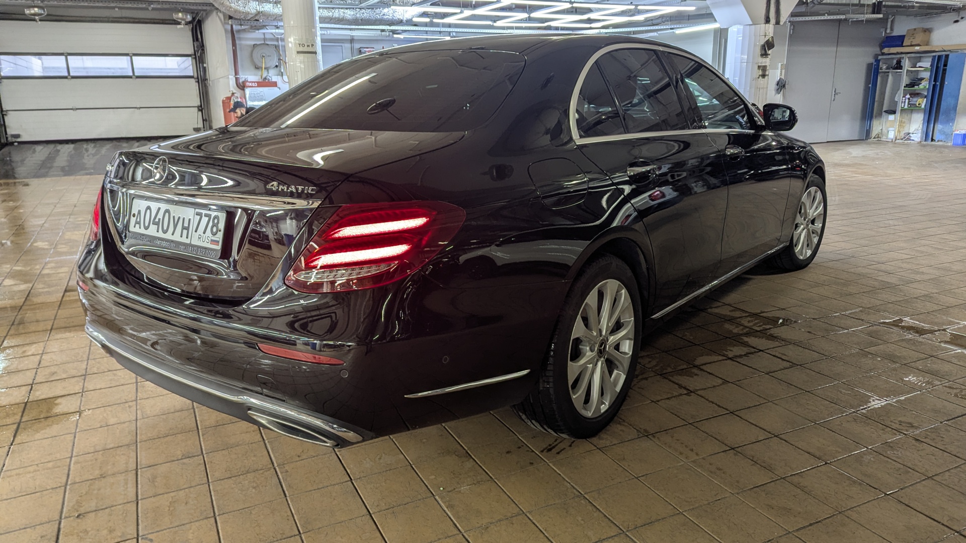 Mercedes-Benz E 200 4MATIC комплектация Exclusive двигатель 2 литра (197 л.с.) Черный