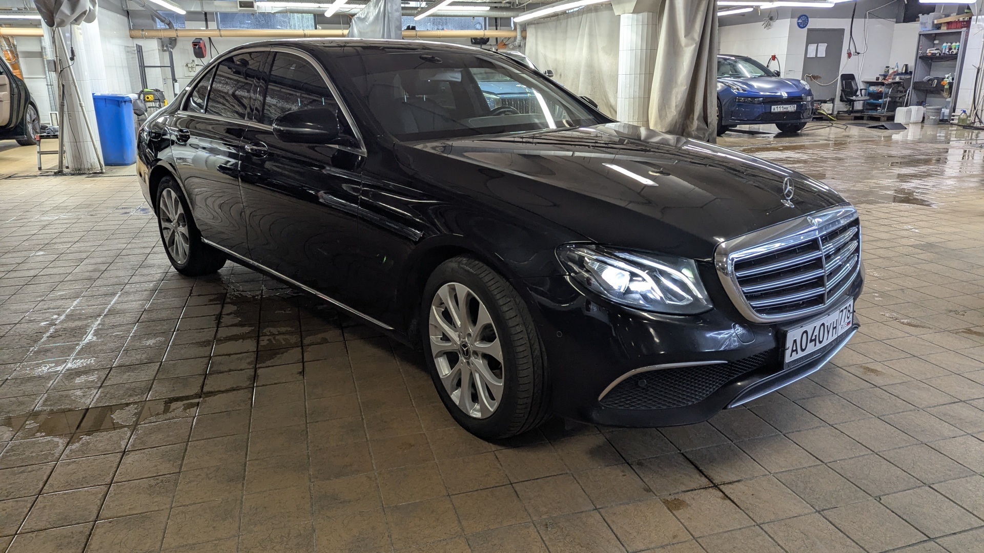 Mercedes-Benz E 200 4MATIC комплектация Exclusive двигатель 2 литра (197 л.с.) Черный