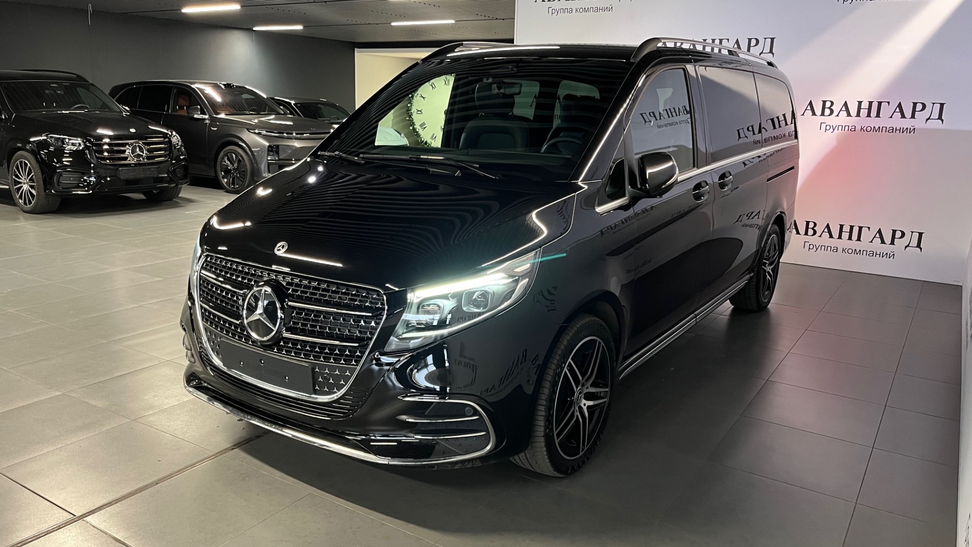 Mercedes-Benz комплектация EXCLUSIVE / L 300 d двигатель 2 литра (237 л.с.) Черный