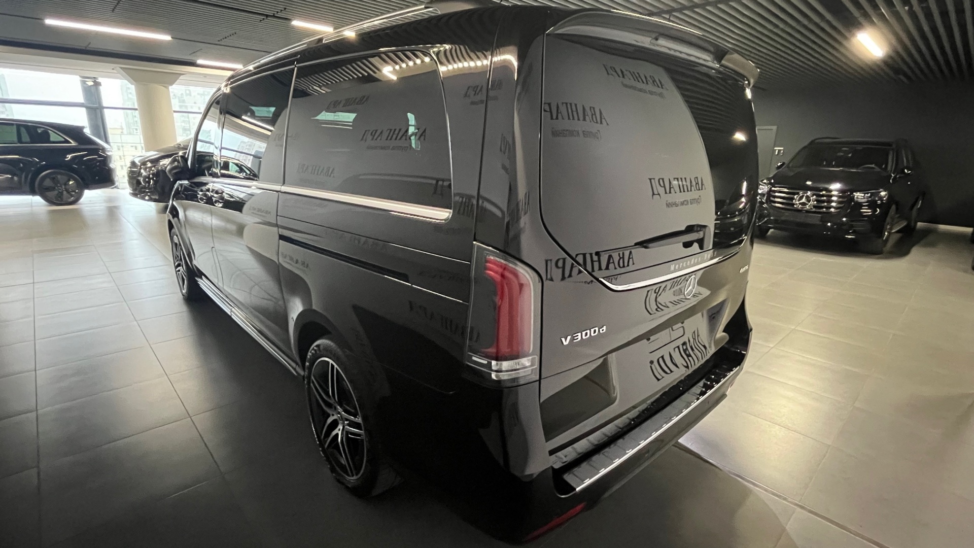 Mercedes-Benz комплектация EXCLUSIVE / L 300 d двигатель 2 литра (237 л.с.) Черный