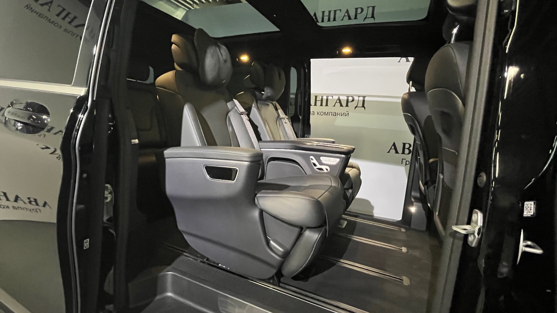 Mercedes-Benz комплектация EXCLUSIVE / L 300 d двигатель 2 литра (237 л.с.) Черный