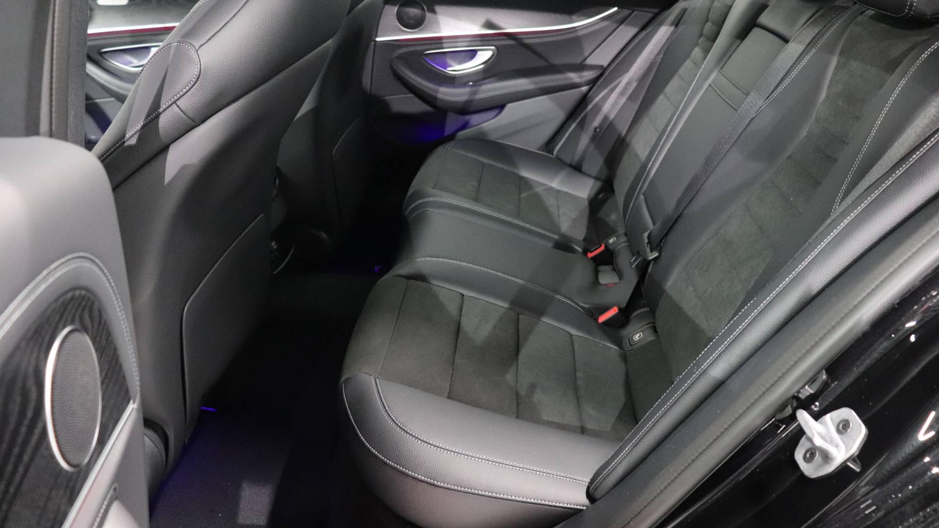 Mercedes-Benz E 200 4MATIC комплектация Sport двигатель 2 литра (197 л.с.) Черный