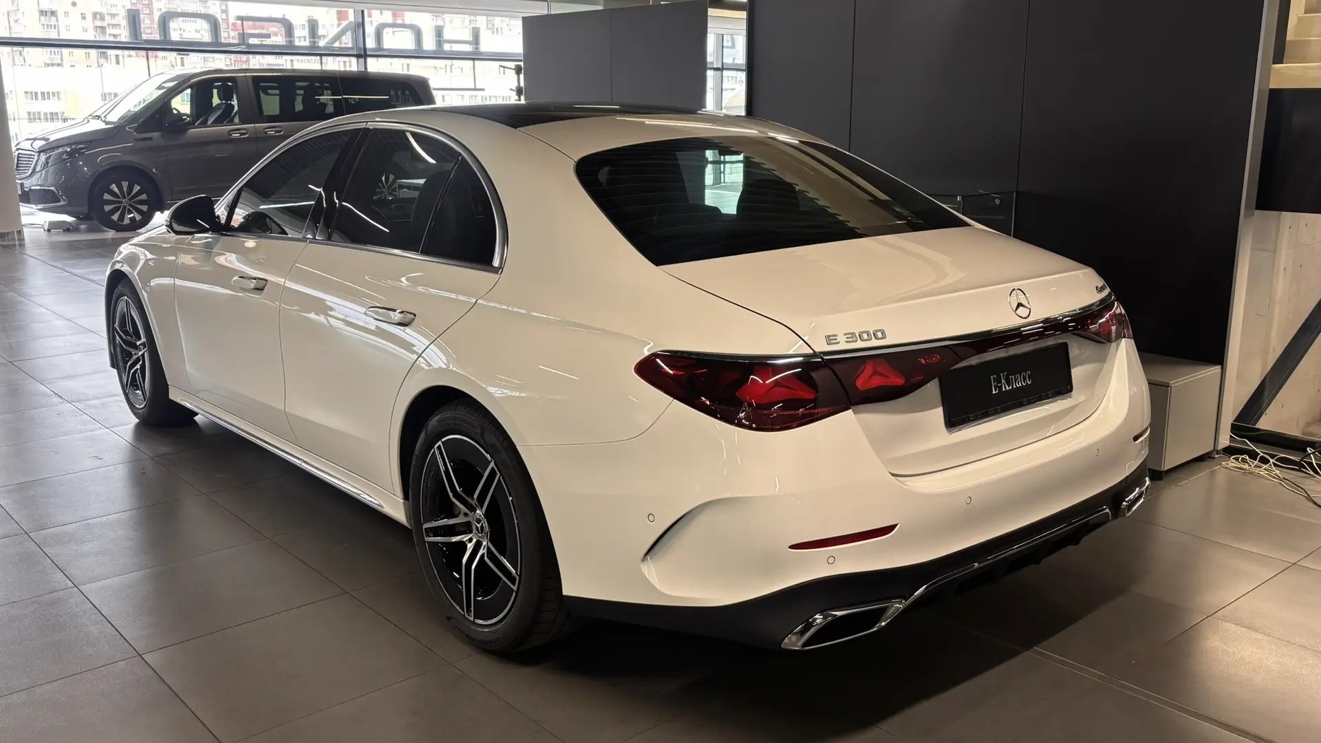 Mercedes-Benz E300 4MATIC комплектация Sport Plus двигатель 2 литра (258 л.с.) Белый