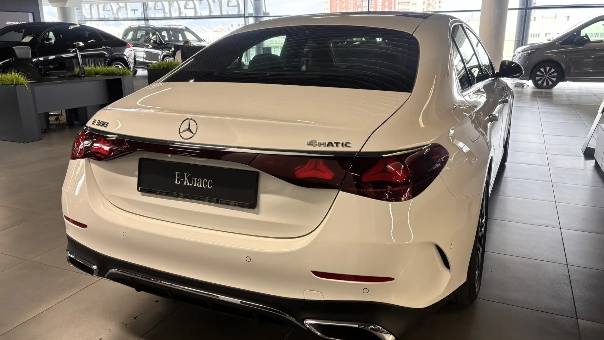 Mercedes-Benz E300 4MATIC комплектация Sport Plus двигатель 2 литра (258 л.с.) Белый