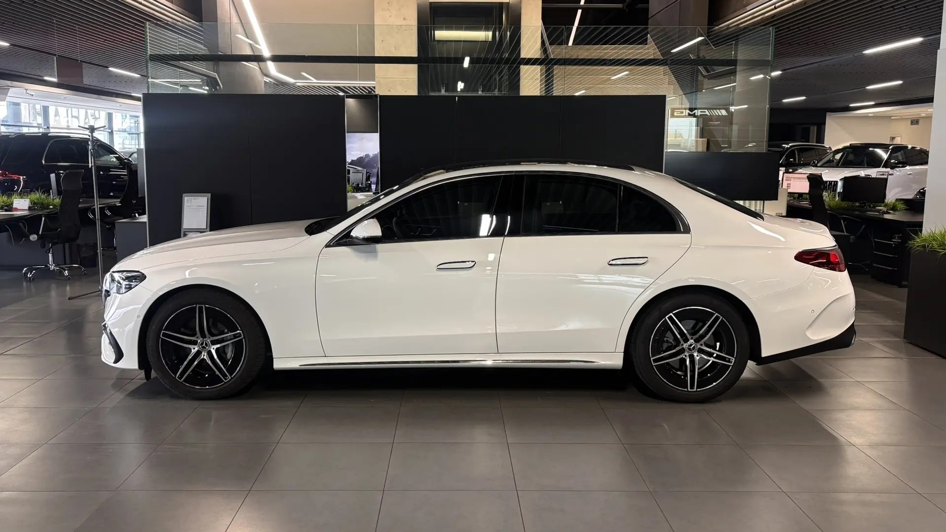 Mercedes-Benz E300 4MATIC комплектация Sport Plus двигатель 2 литра (258 л.с.) Белый