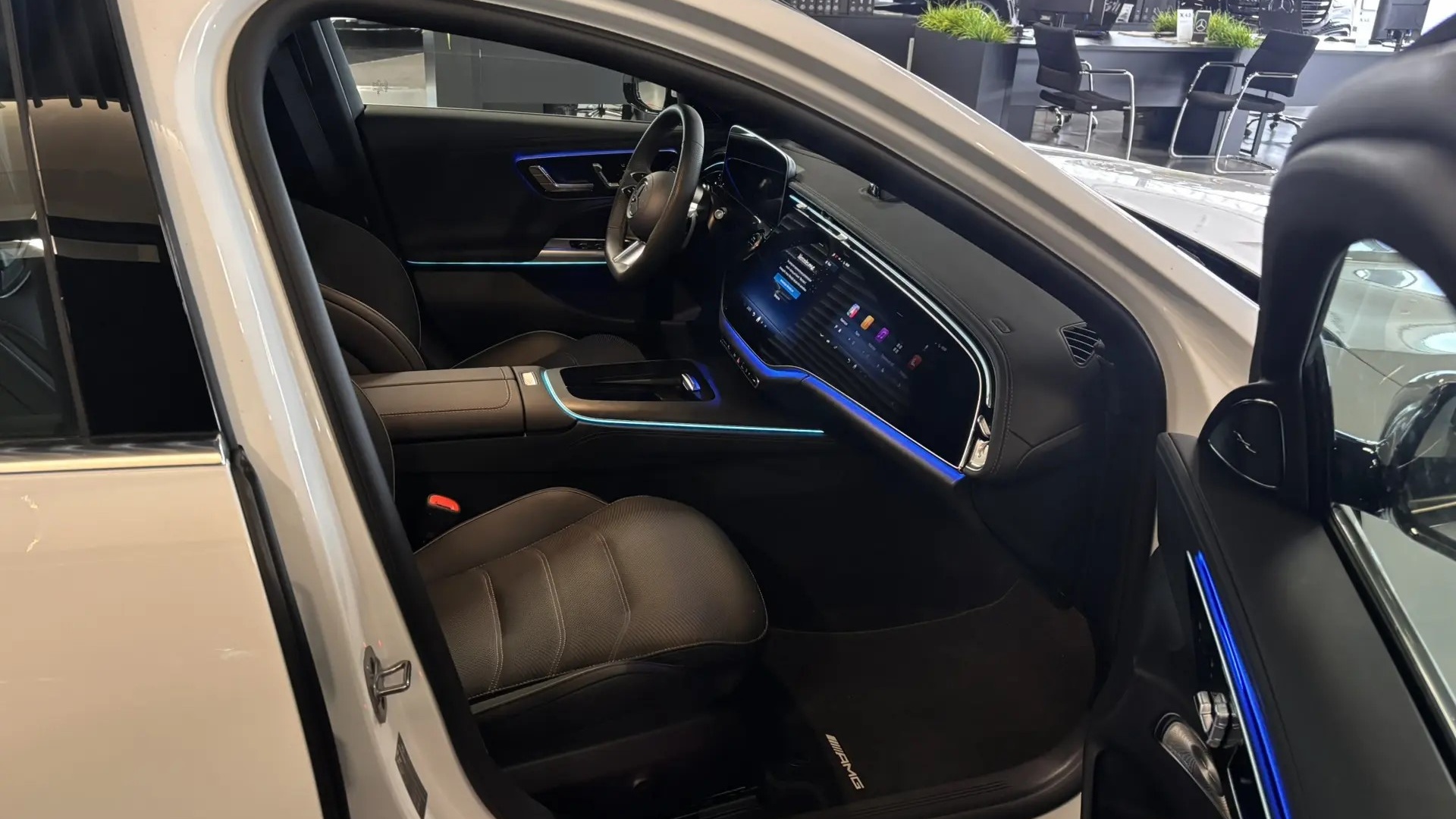 Mercedes-Benz E300 4MATIC комплектация Sport Plus двигатель 2 литра (258 л.с.) Белый