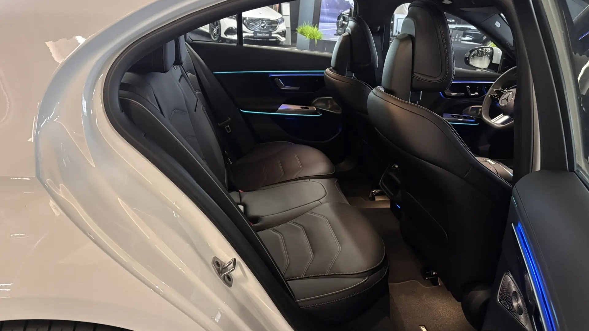 Mercedes-Benz E300 4MATIC комплектация Sport Plus двигатель 2 литра (258 л.с.) Белый