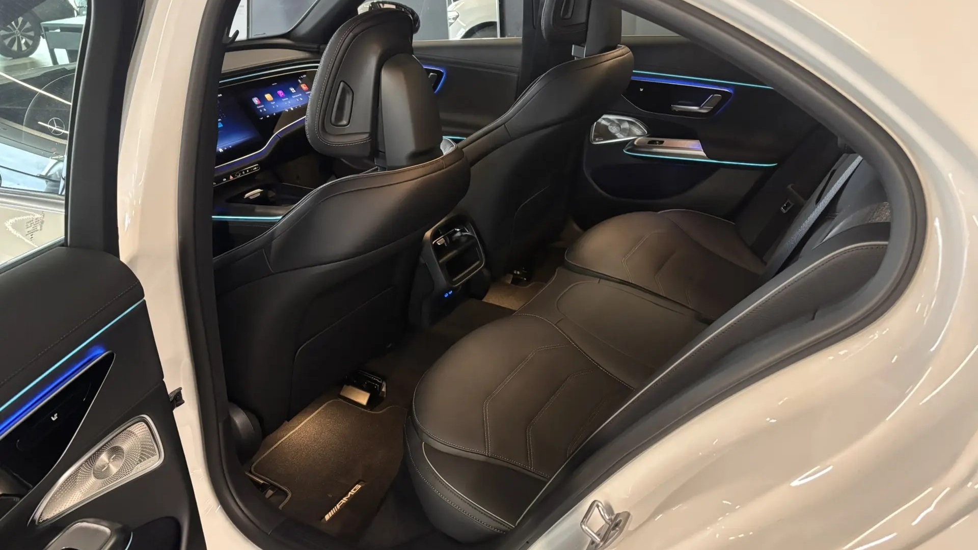 Mercedes-Benz E300 4MATIC комплектация Sport Plus двигатель 2 литра (258 л.с.) Белый