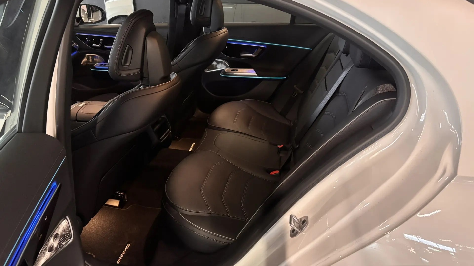 Mercedes-Benz E300 4MATIC комплектация Sport Plus двигатель 2 литра (258 л.с.) Белый