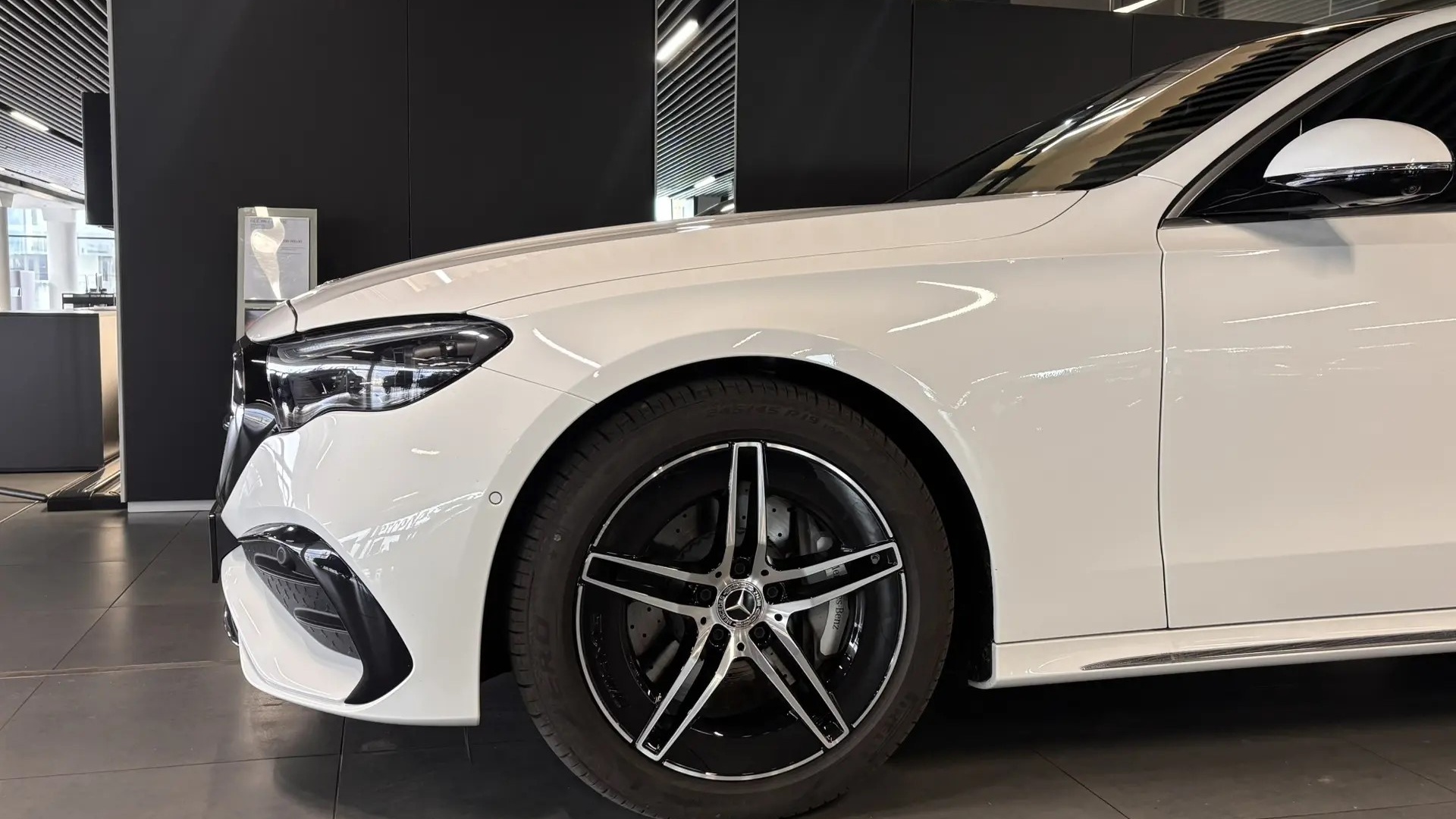Mercedes-Benz E300 4MATIC комплектация Sport Plus двигатель 2 литра (258 л.с.) Белый