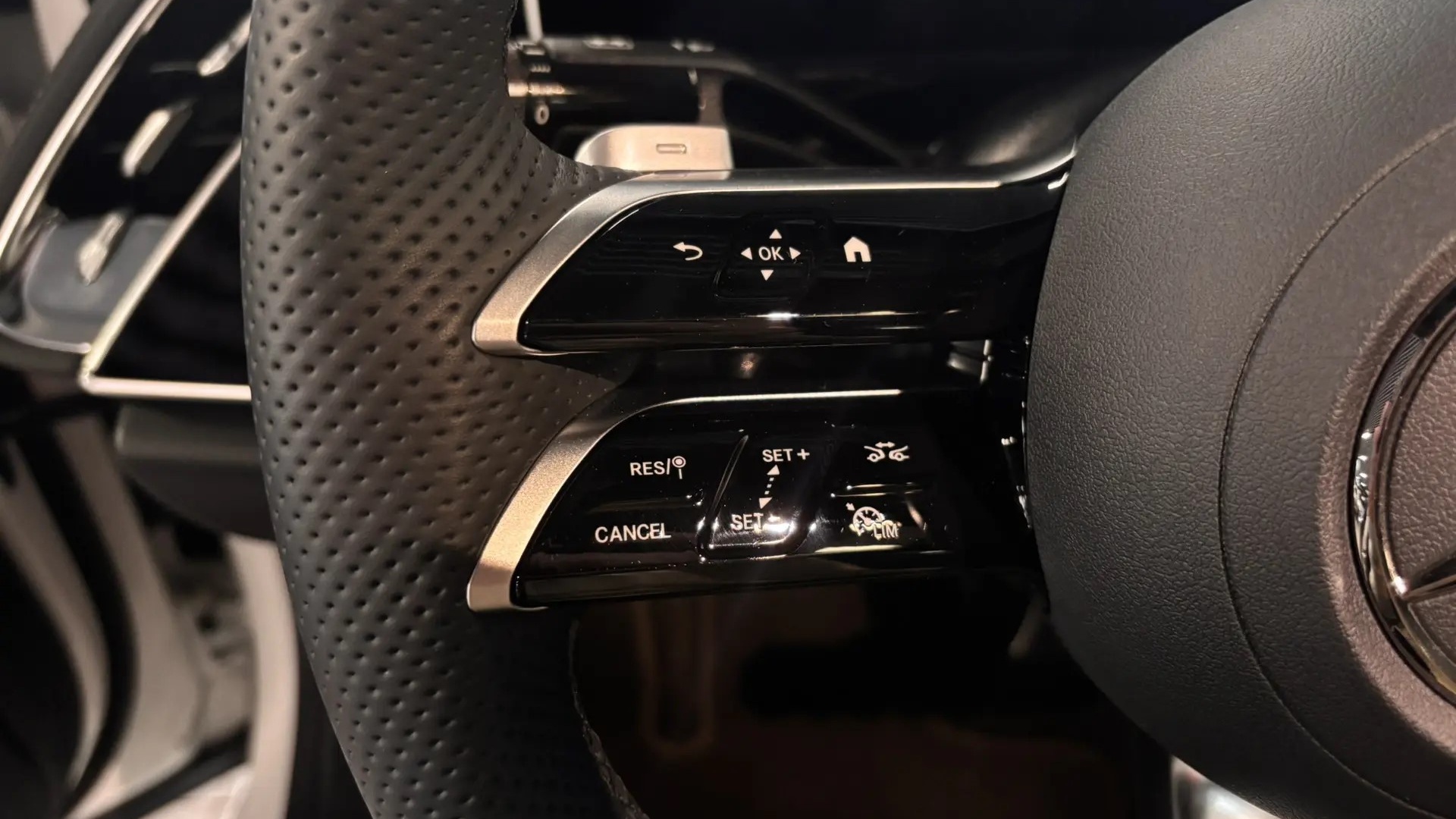 Mercedes-Benz E300 4MATIC комплектация Sport Plus двигатель 2 литра (258 л.с.) Белый