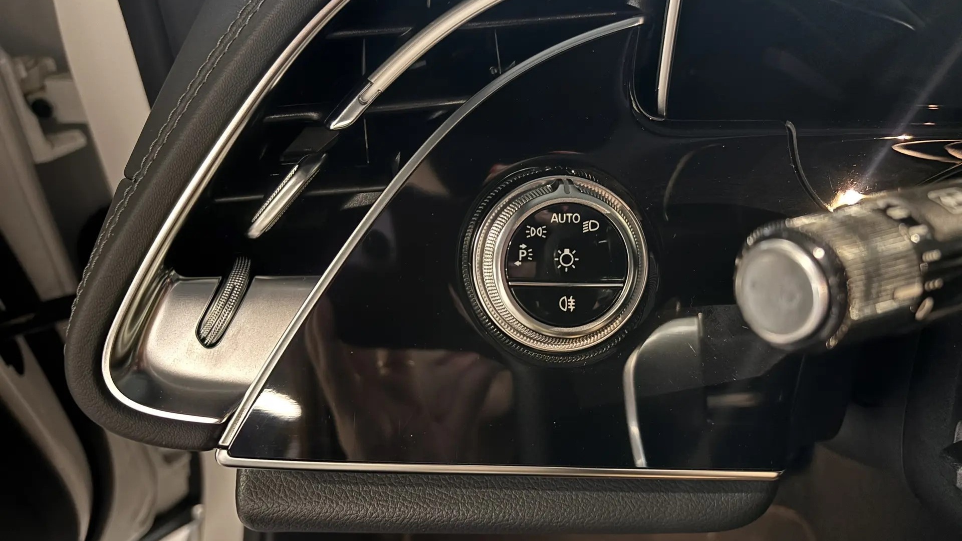 Mercedes-Benz E300 4MATIC комплектация Sport Plus двигатель 2 литра (258 л.с.) Белый