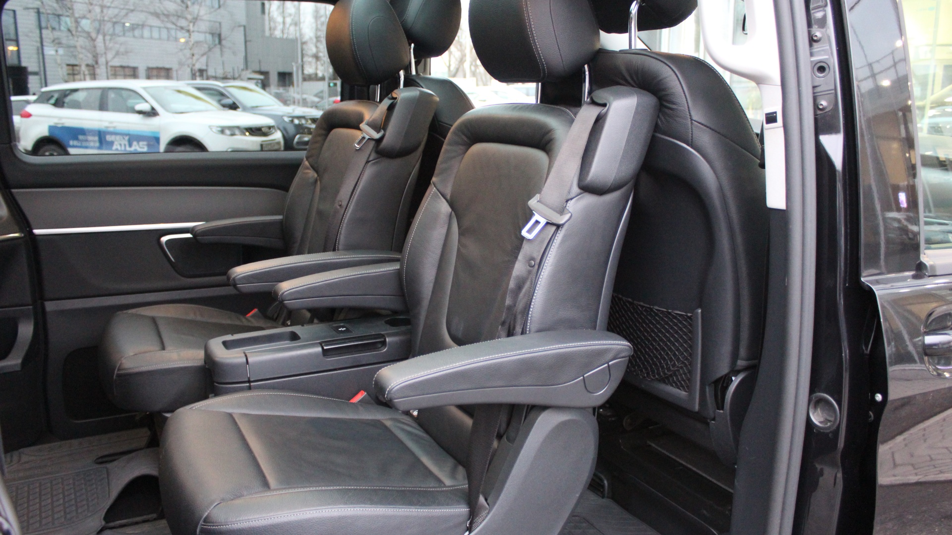 Mercedes-Benz комплектация Business двигатель 2.1 литра (190 л.с.) Черный