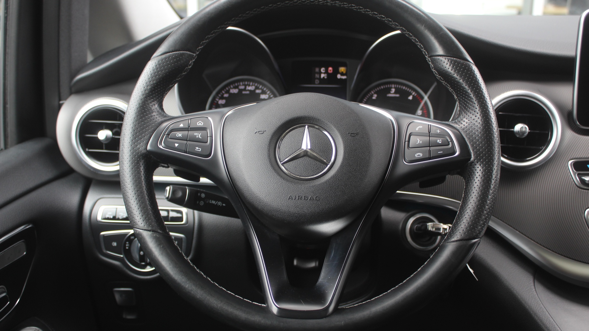 Mercedes-Benz комплектация Business двигатель 2.1 литра (190 л.с.) Черный