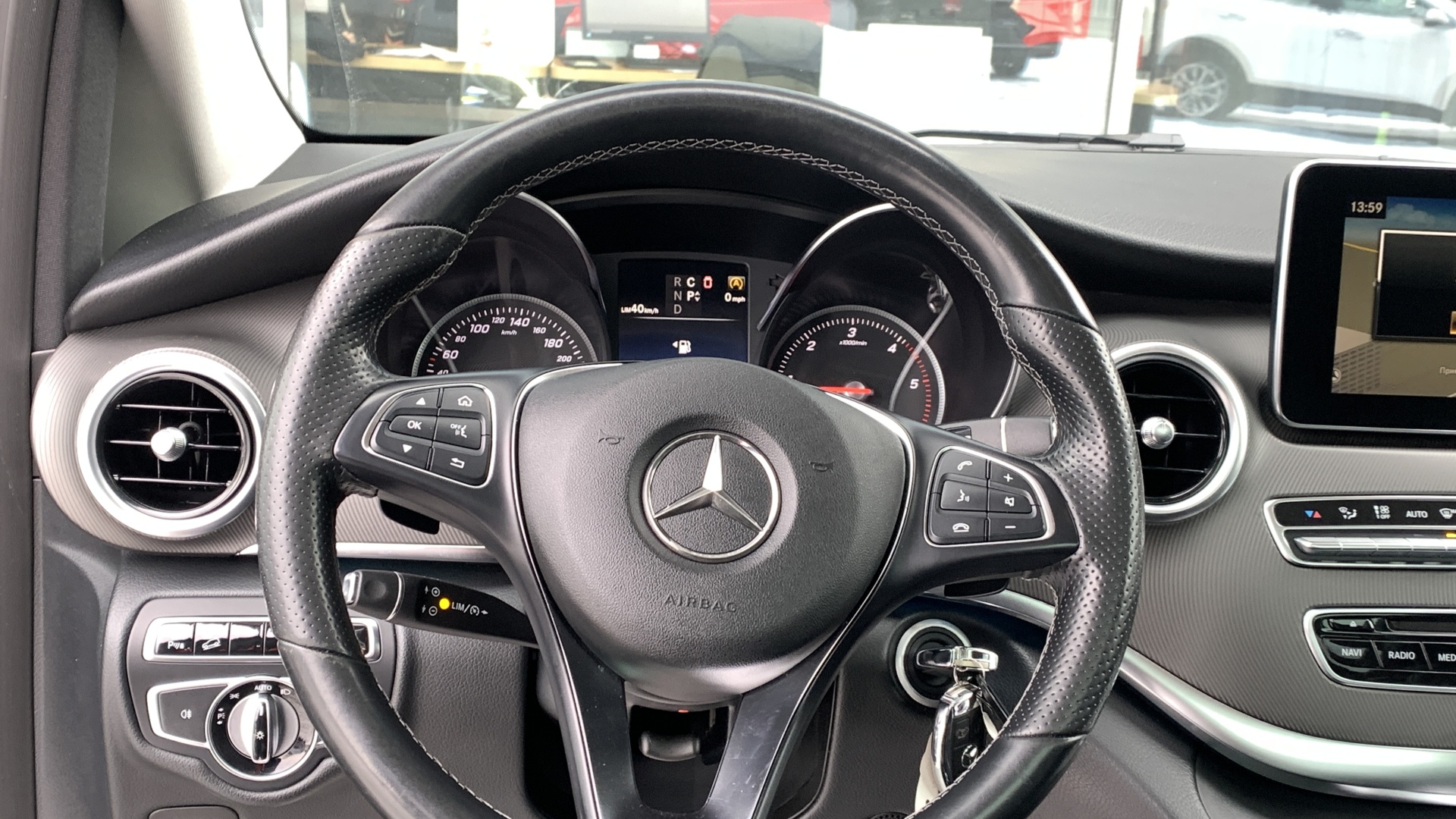 Mercedes-Benz комплектация Business двигатель 2.1 литра (190 л.с.) Черный