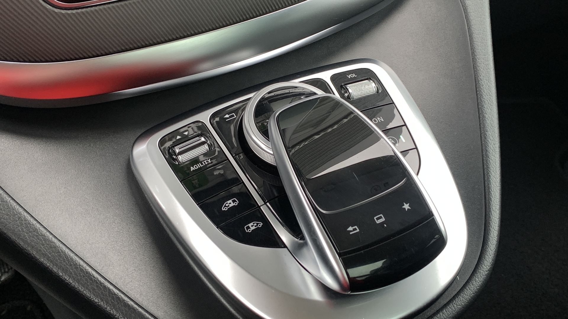 Mercedes-Benz комплектация Business двигатель 2.1 литра (190 л.с.) Черный