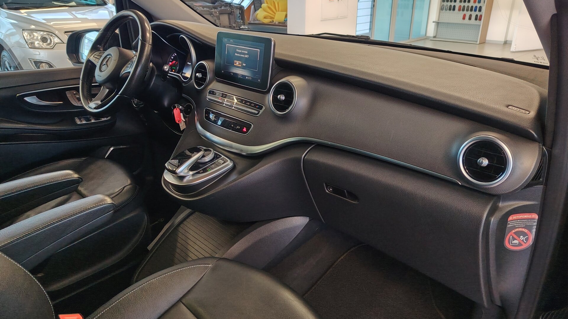 Mercedes-Benz комплектация Business двигатель 2.1 литра (190 л.с.) Черный