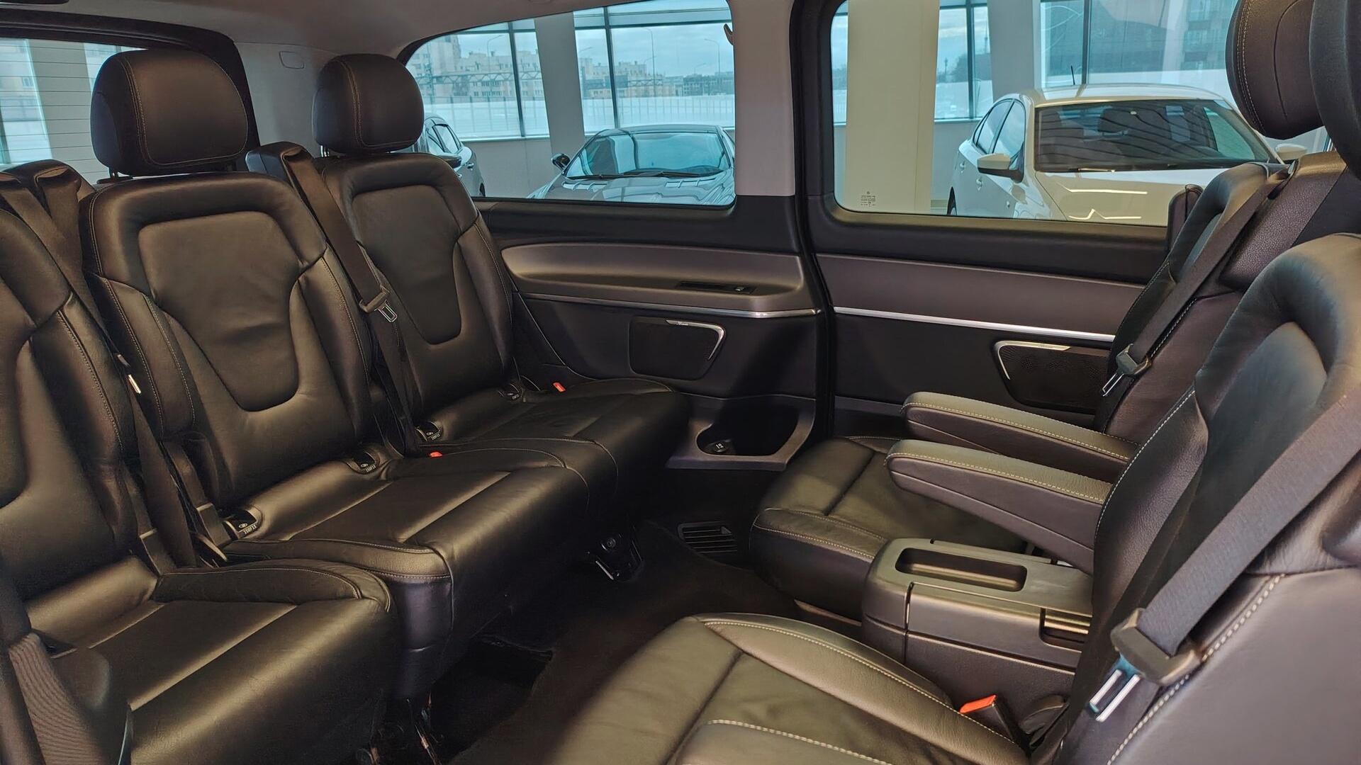 Mercedes-Benz комплектация Business двигатель 2.1 литра (190 л.с.) Черный