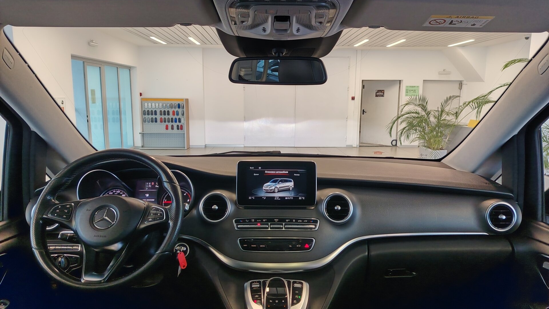 Mercedes-Benz комплектация Business двигатель 2.1 литра (190 л.с.) Черный