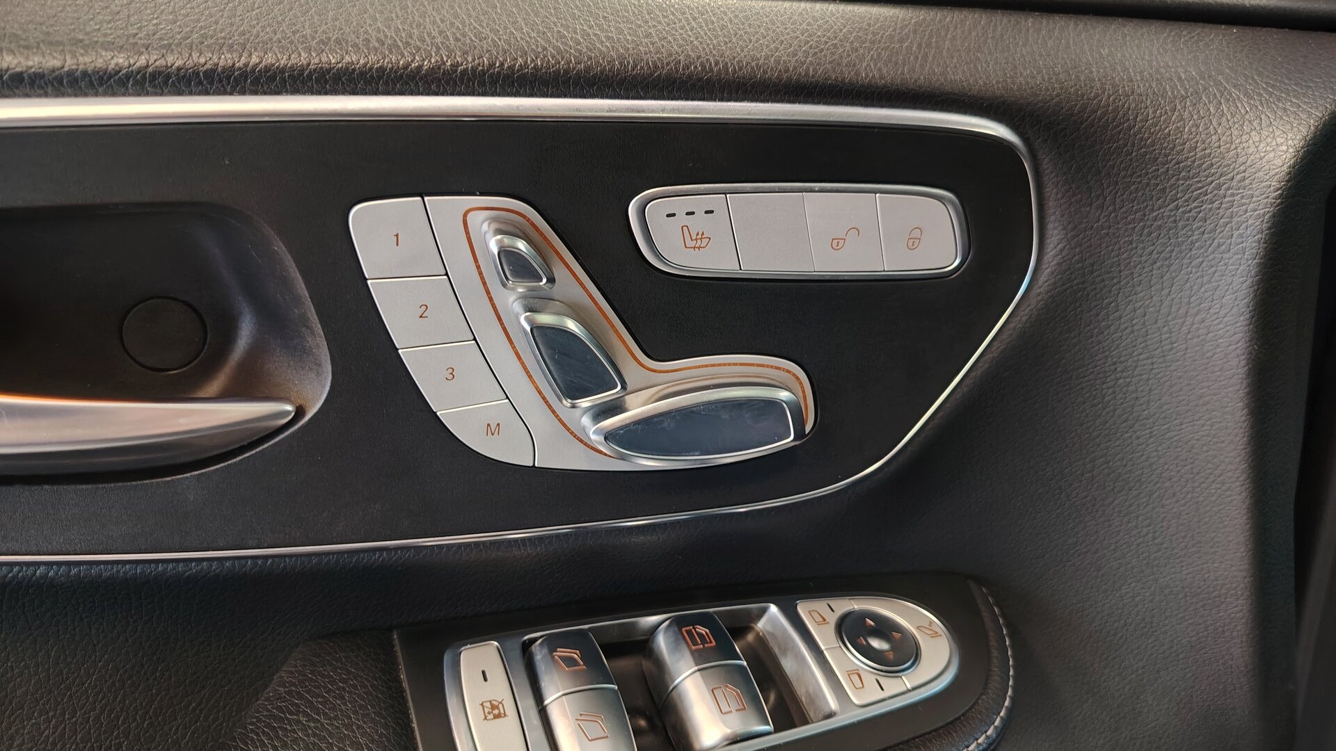 Mercedes-Benz комплектация Business двигатель 2.1 литра (190 л.с.) Черный