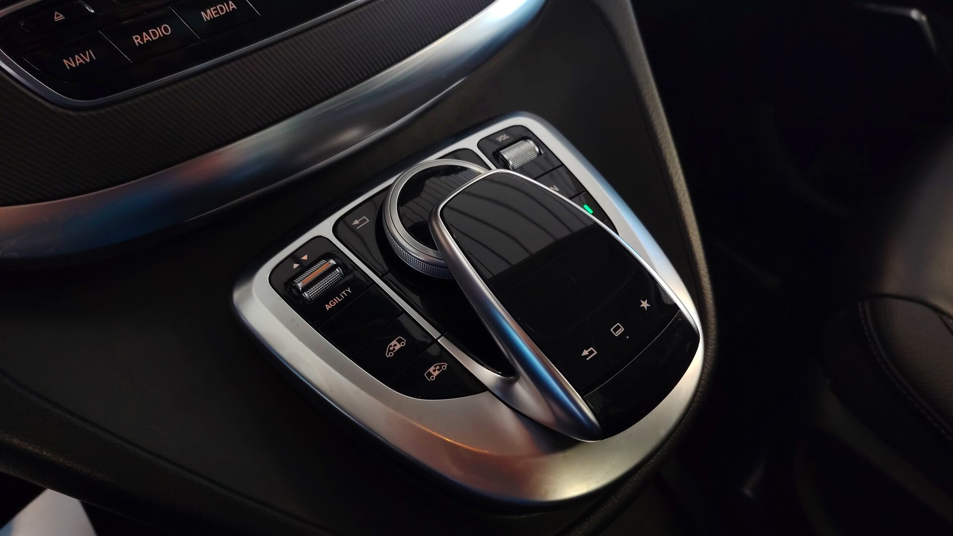 Mercedes-Benz комплектация Business двигатель 2.1 литра (190 л.с.) Черный