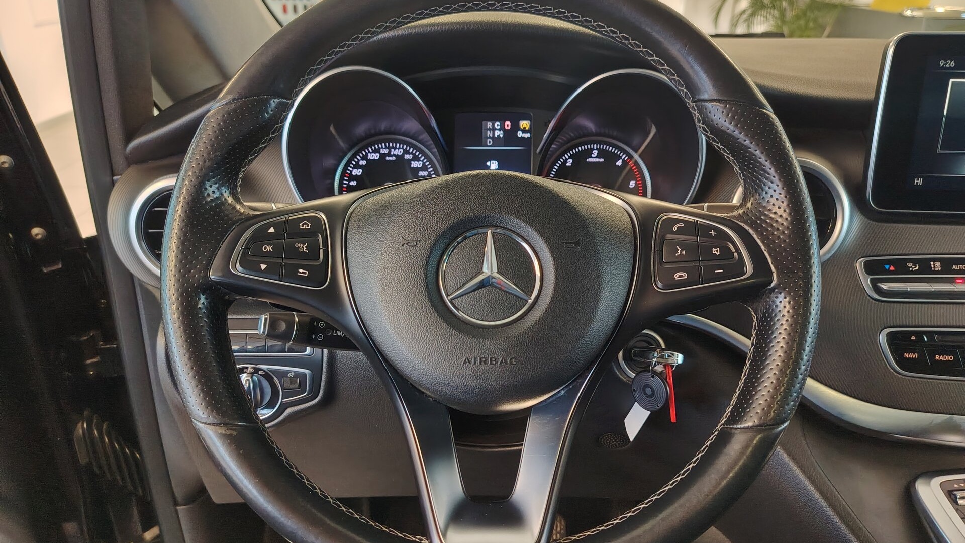 Mercedes-Benz комплектация Business двигатель 2.1 литра (190 л.с.) Черный