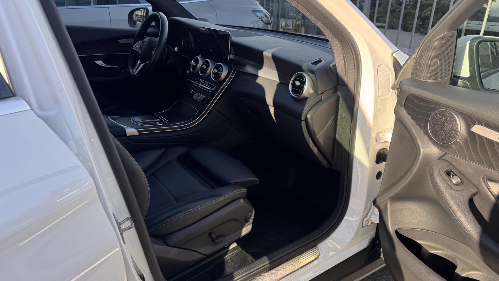 Mercedes-Benz GLC 200 4MATIC комплектация Premium двигатель 2 литра (197 л.с.) Белый