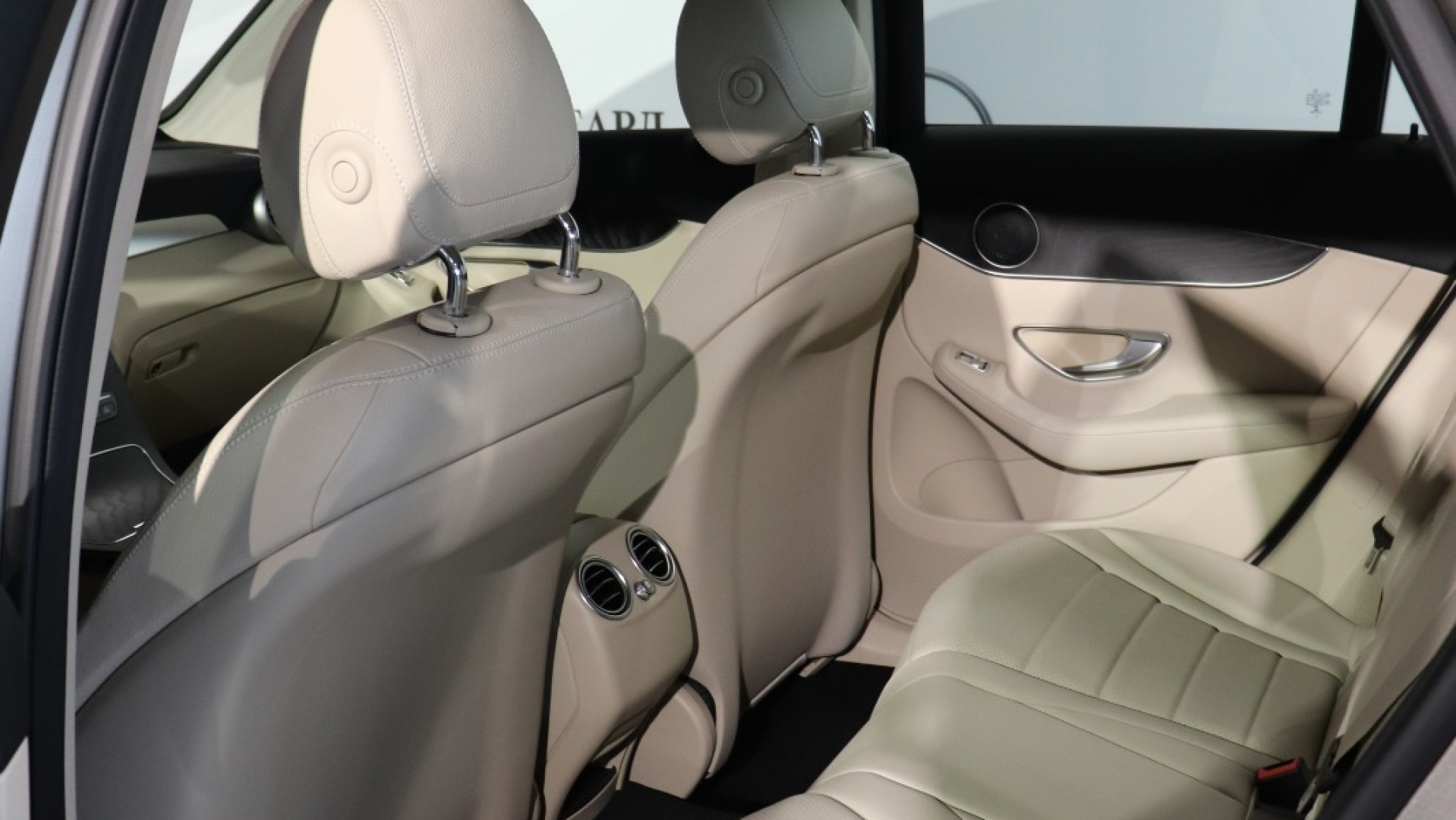 Mercedes-Benz GLC 200 4MATIC комплектация Premium двигатель 2 литра (197 л.с.) Серебристый