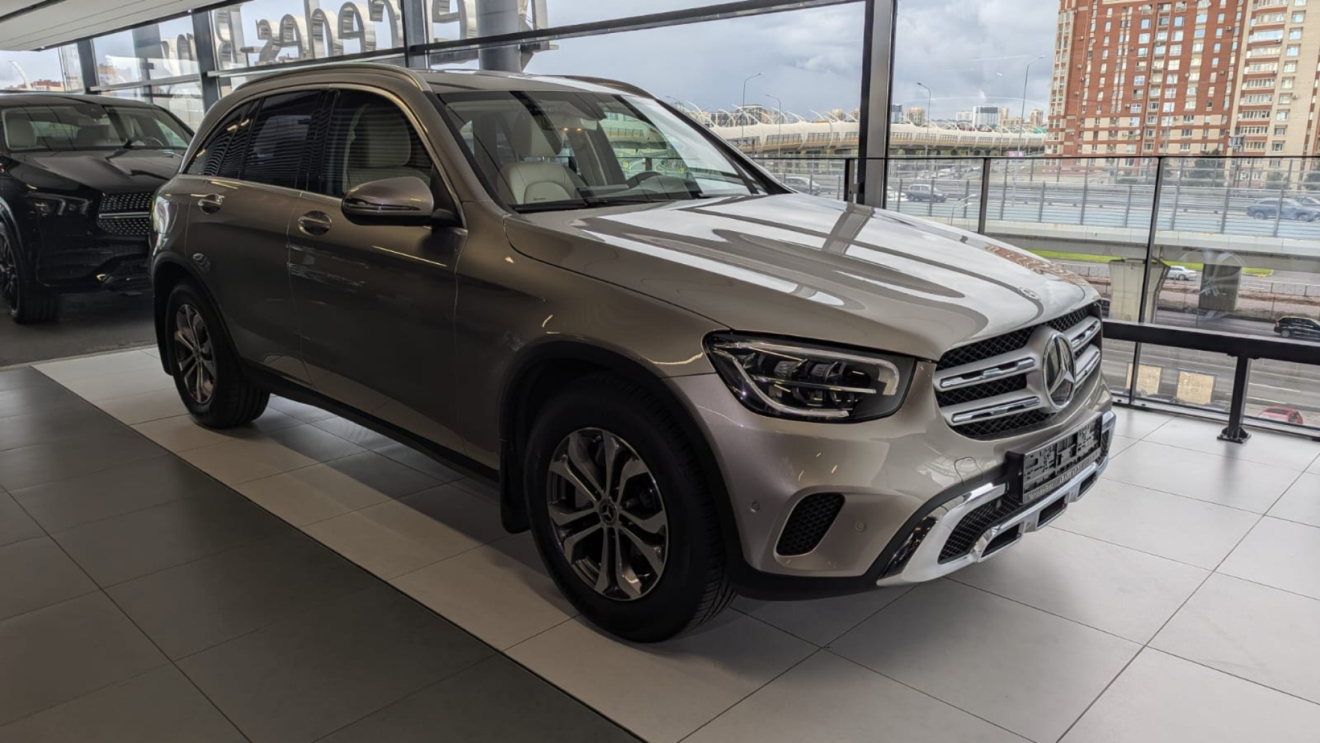 Mercedes-Benz GLC 200 4MATIC комплектация Premium двигатель 2 литра (197 л.с.) Серебристый