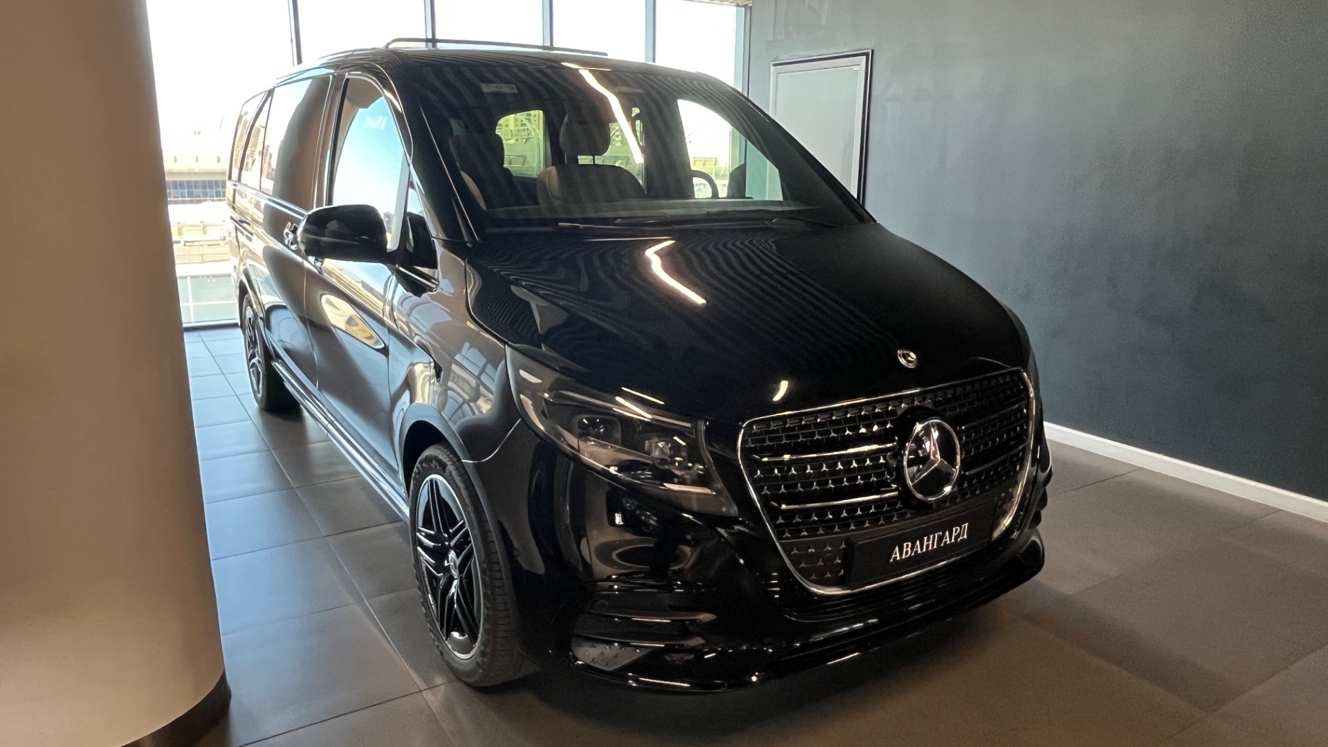 Mercedes-Benz комплектация EXCLUSIVE / L 300 d двигатель 2 литра (237 л.с.) Черный