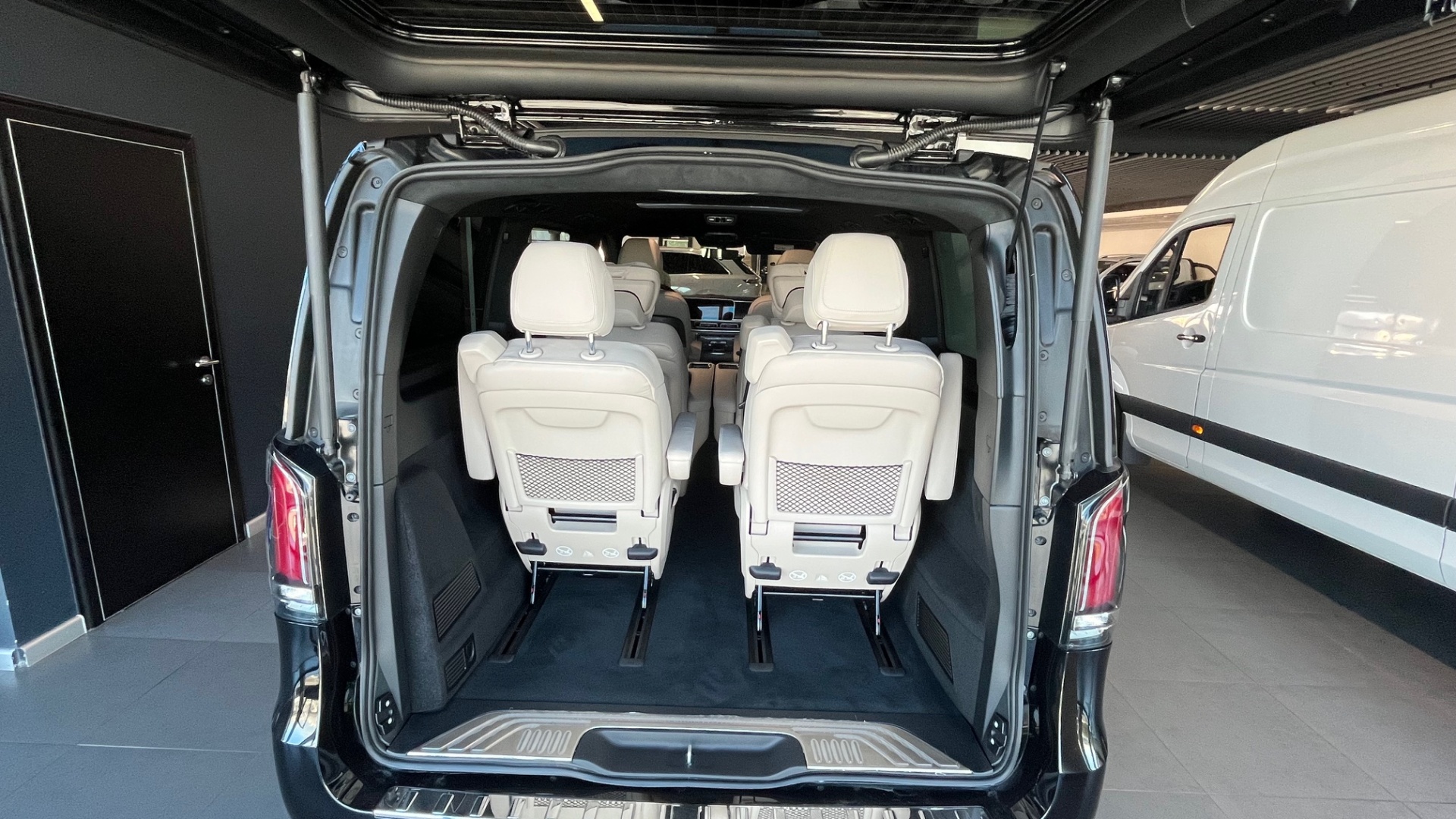 Mercedes-Benz комплектация EXCLUSIVE / L 300 d двигатель 2 литра (237 л.с.) Черный