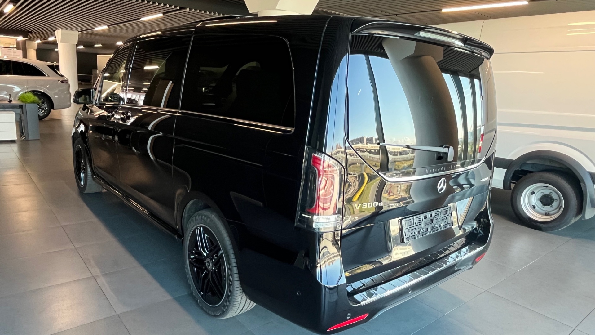 Mercedes-Benz комплектация EXCLUSIVE / L 300 d двигатель 2 литра (237 л.с.) Черный