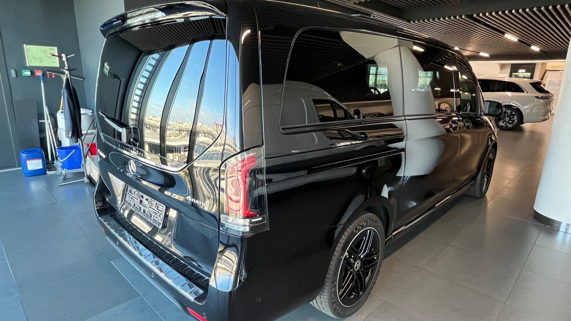 Mercedes-Benz комплектация EXCLUSIVE / L 300 d двигатель 2 литра (237 л.с.) Черный