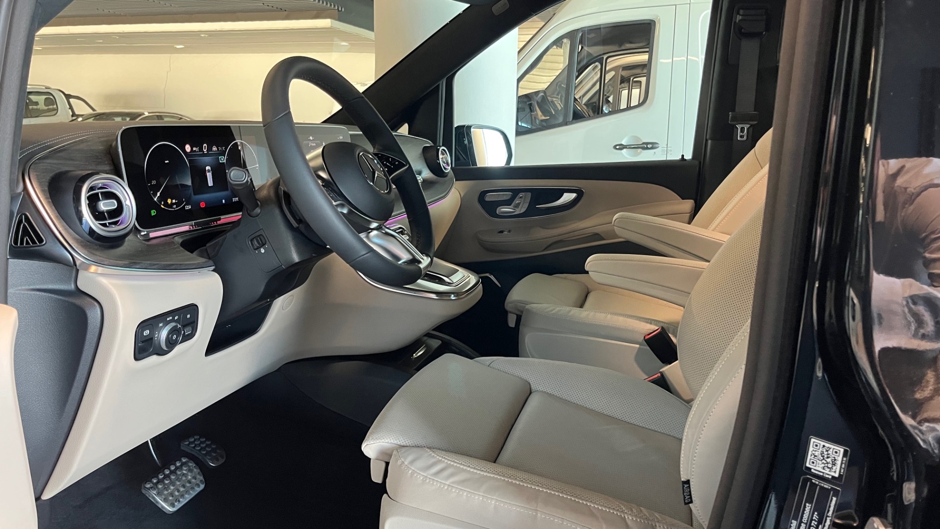 Mercedes-Benz комплектация EXCLUSIVE / L 300 d двигатель 2 литра (237 л.с.) Черный