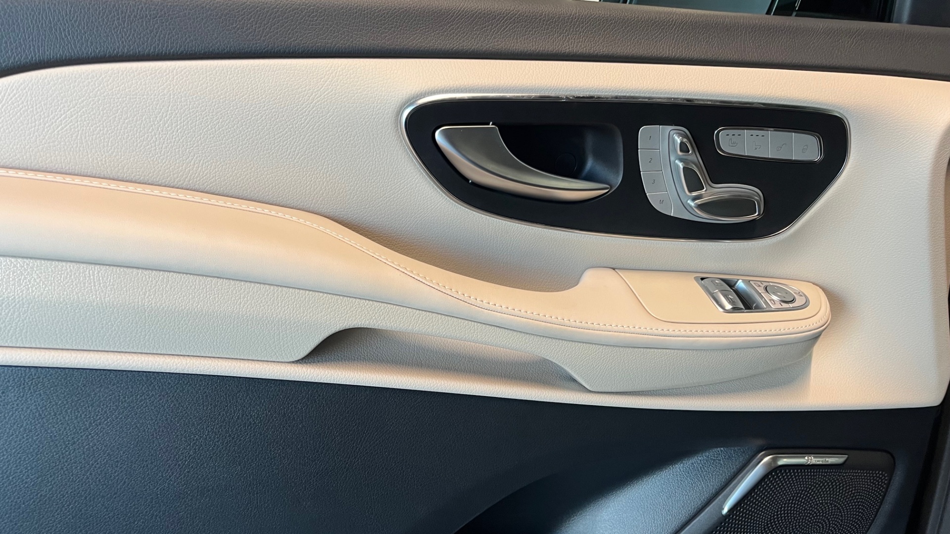 Mercedes-Benz комплектация EXCLUSIVE / L 300 d двигатель 2 литра (237 л.с.) Черный