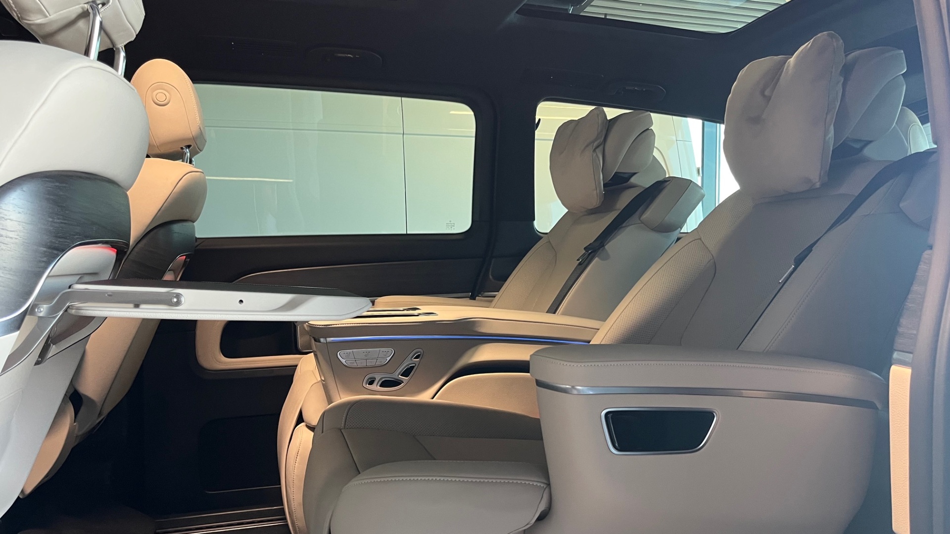 Mercedes-Benz комплектация EXCLUSIVE / L 300 d двигатель 2 литра (237 л.с.) Черный
