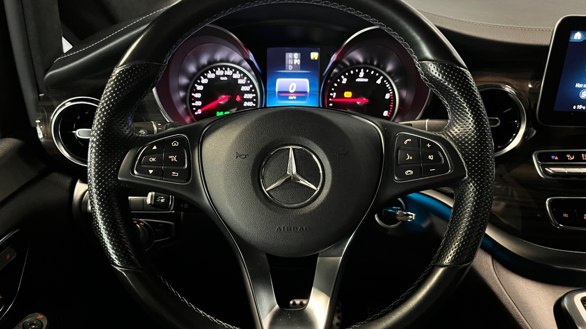 Mercedes-Benz комплектация EXCLUSIVE / L 250 d двигатель 2.1 литра (190 л.с.) Черный