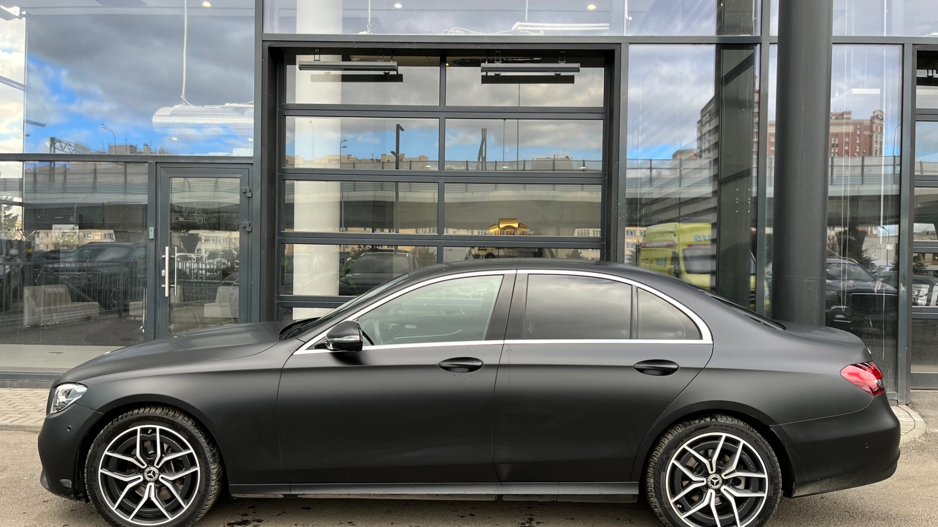 Mercedes-Benz E 200 4MATIC комплектация Sport двигатель 2 литра (197 л.с.) Черный